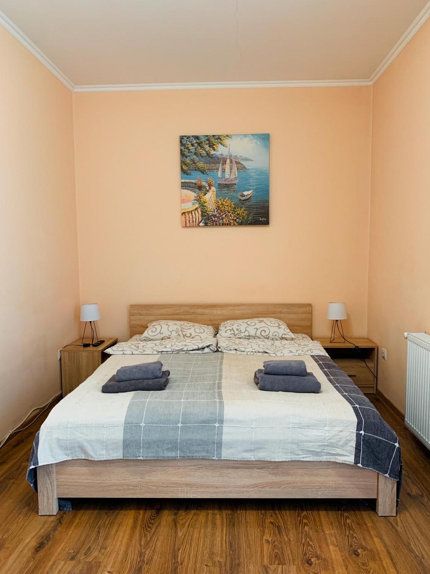 Apartments Domovik Мостова 5 Кв 38 Mukacheve Luaran gambar